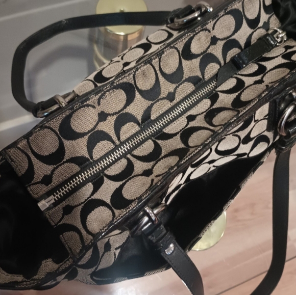 🛑🛑SOLD🛑🛑Coach Black and Gray Gallery Signature Tote - Picture 8 of 12